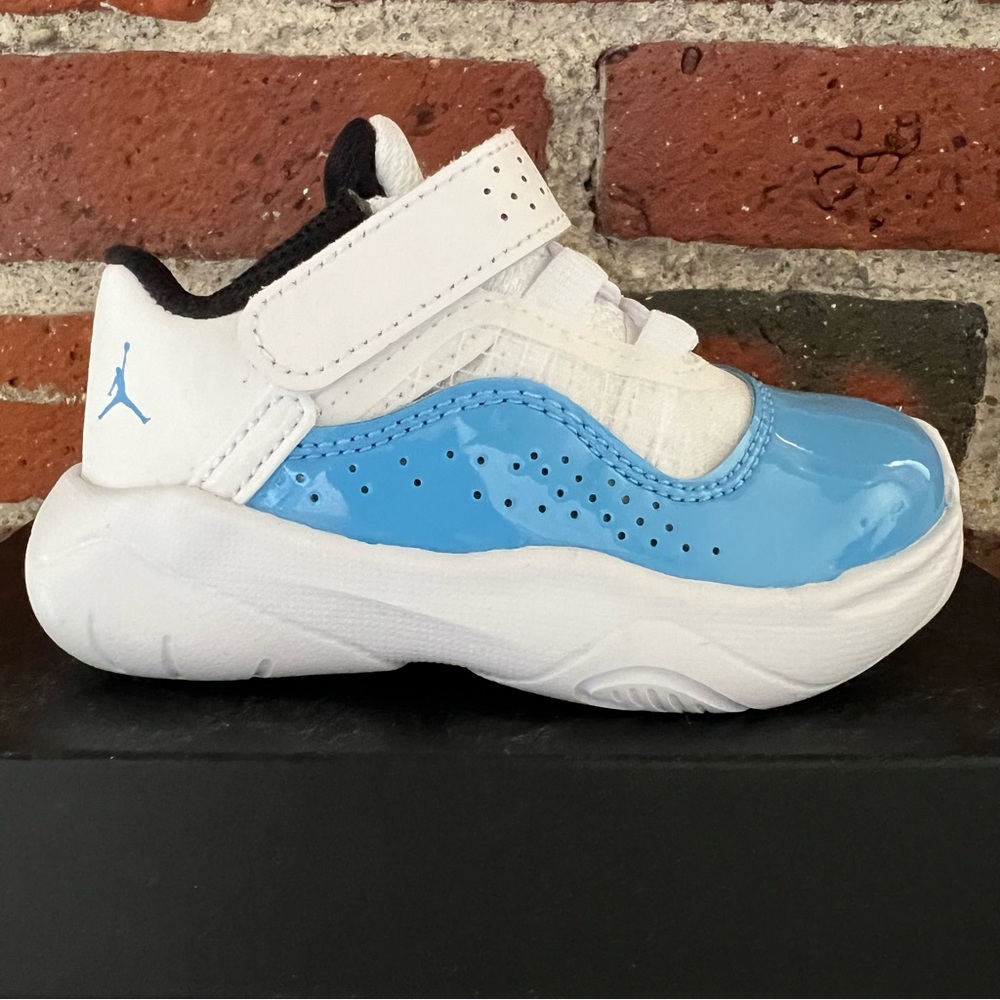 Jordan Kids Sneakers in White and Light Blue